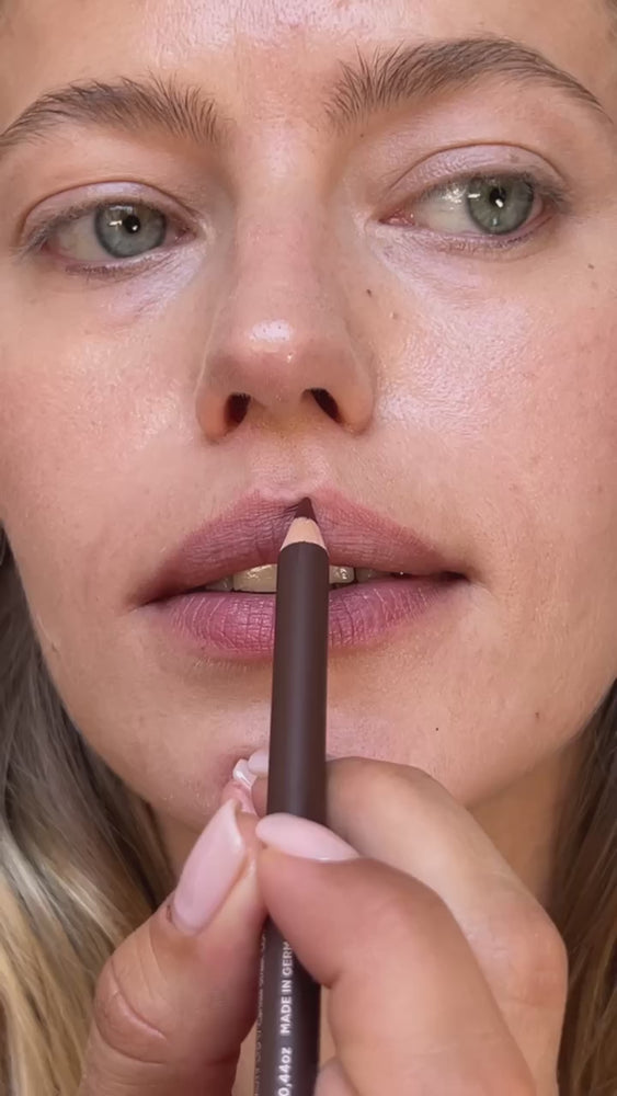 
                      
                        Carica e riproduci il video nel visualizzatore della galleria, Aroma Lip Pencil
                      
                    